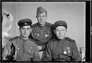 Fot. Portret żołnierzy Armii Czerwonej wykonany w krakowskim zakładzie fotograficznym Edwarda Heczki, Kraków 1945, wł. MHK (fot. nadesłana przez Organizatora) 